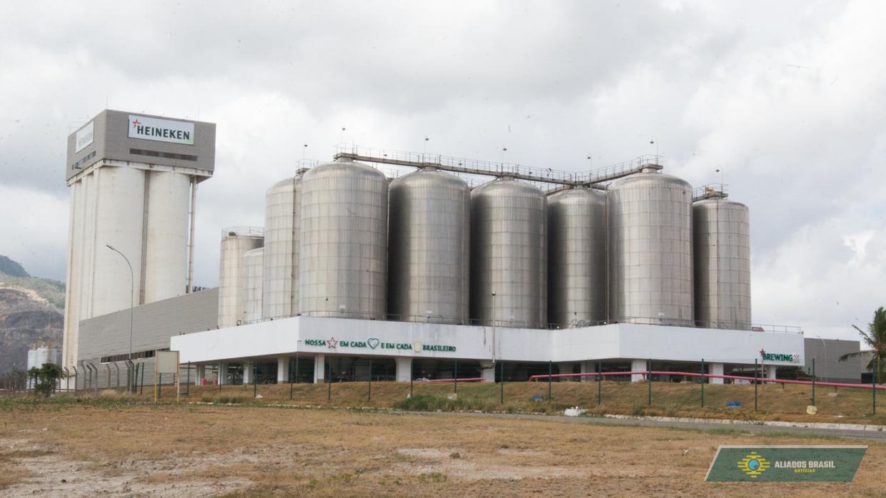 Heineken fecha fábrica um dia após treinamento e demite cerca de 350 trabalhadores de uma só vez no Ceará