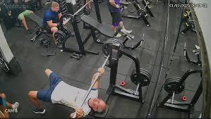 VÍDEO; Homem morre após ser atingido por barra de supino durante exercício em academia