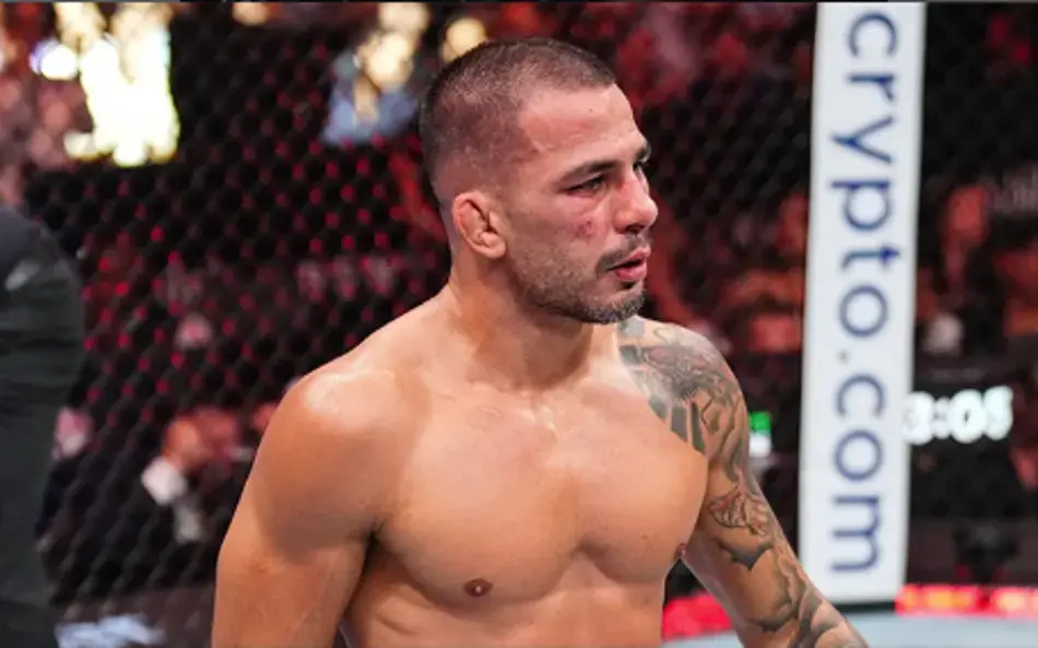 Imagens chocantes: lutador brasileiro fratura o braço aos 26 segundos e perde o título no UFC 323