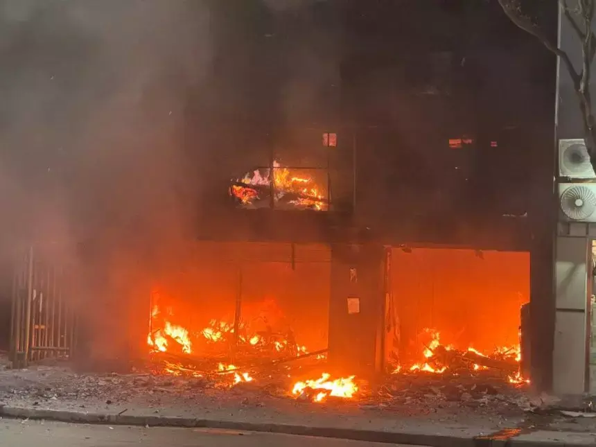 Incêndio atinge loja em Copacabana e deixa três feridos