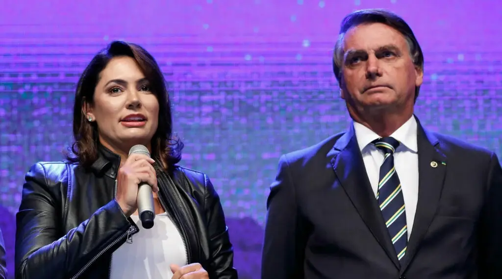 Michelle diz que Moraes limitou visitas de familiares a Bolsonaro