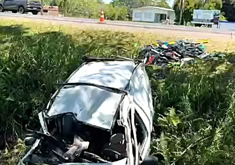Motorista no RS é detido após capotar carro e espalhar 450 kg de maconha na via 