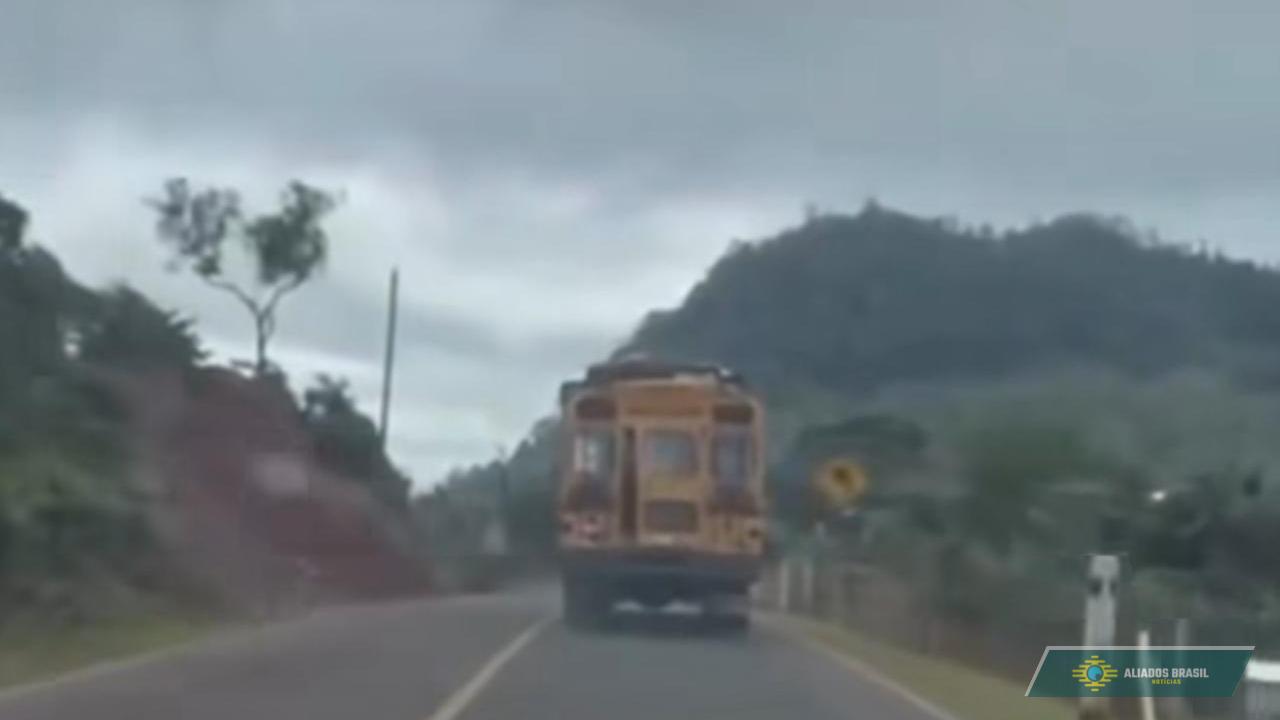 Ônibus perde freios e passageiros pulam antes do veículo capotar; VEJA VÍDEO