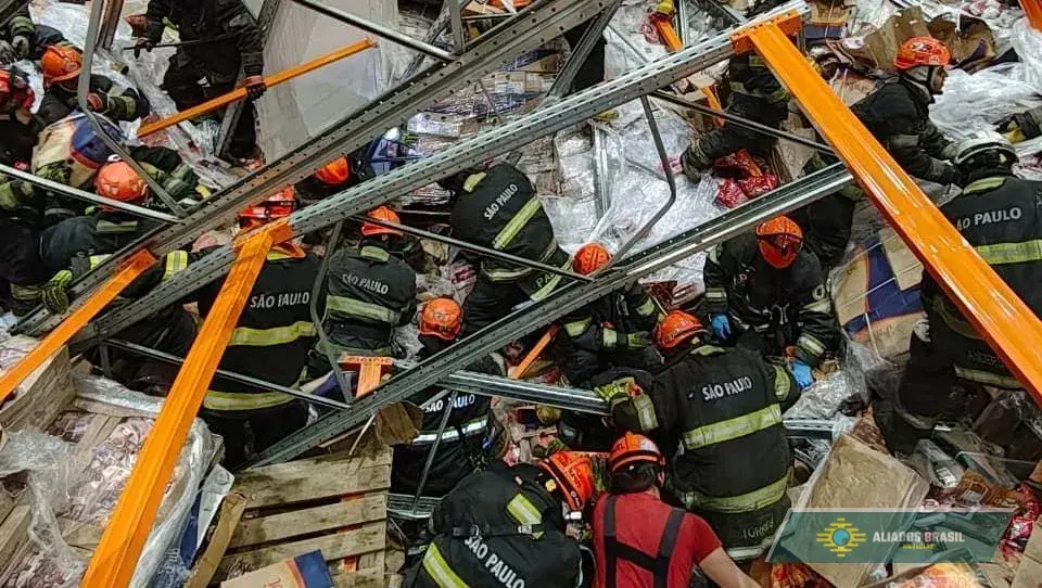 Operador de empilhadeira é esmagado ao derrubar 80 toneladas de congelados. VEJA O VÍDEO