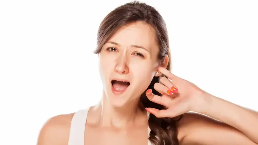 Otorrino explica as principais causas de coceira no ouvido