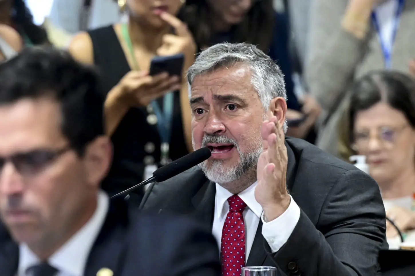 Paulo Pimenta ameaça processar quem ligar filho de Lula ao Careca do INSS