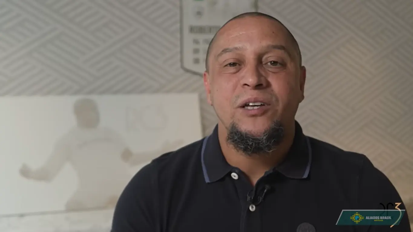 Pentacampeão Roberto Carlos tem complicação durante cirurgia no coração