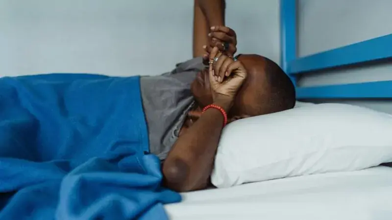 Por que você acorda no meio da noite? Veja se o hábito tem significado