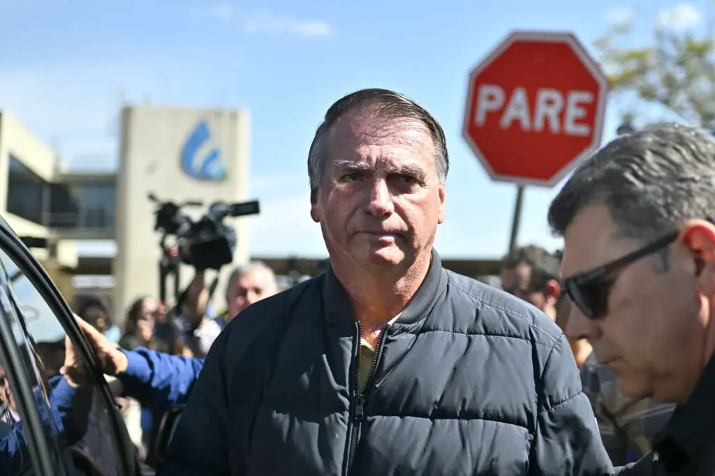 Prisão domiciliar para Bolsonaro deve ser avaliada “passo a passo”