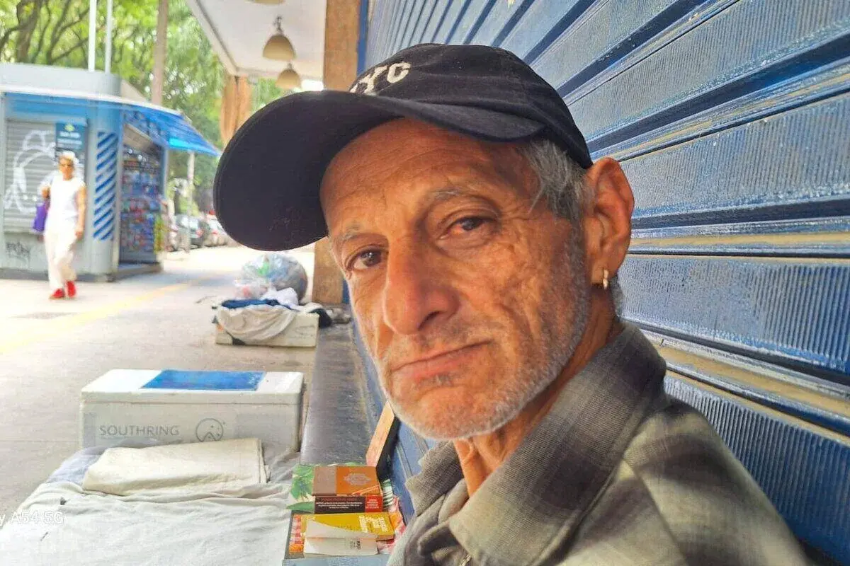 Quem é o sem-teto de SP que coleciona livros e tem mania de limpeza. Veja vídeo