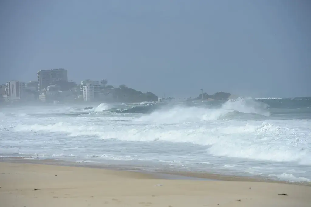 Ressaca em Copacabana: bombeiros fazem buscas por adolescente desaparecido