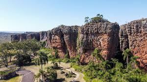 Rochas esculpidas por 180 milhões de anos formam 'floresta de pedras' em parque do Paraná; conheça