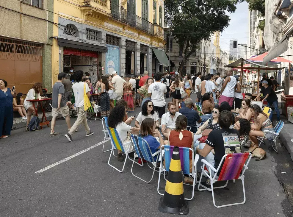 Samba, antiquários, história e ancestralidade: confira um passeio pela Rua do Senado, eleita a mais legal do mundo