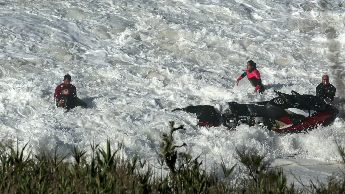 Surfista brasileiro quase se afoga em Nazaré e é resgatado por ex-BBB; veja