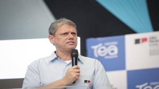 Tarcísio reafirma apoio a Flávio Bolsonaro em evento e projeta 2026