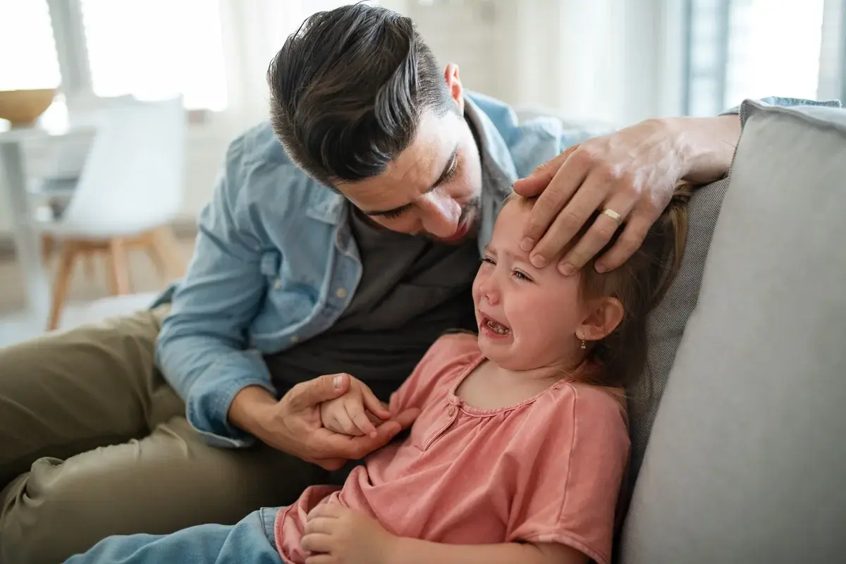 Tio cria estratégia inusitada para ajudar sobrinha que engoliu fone
