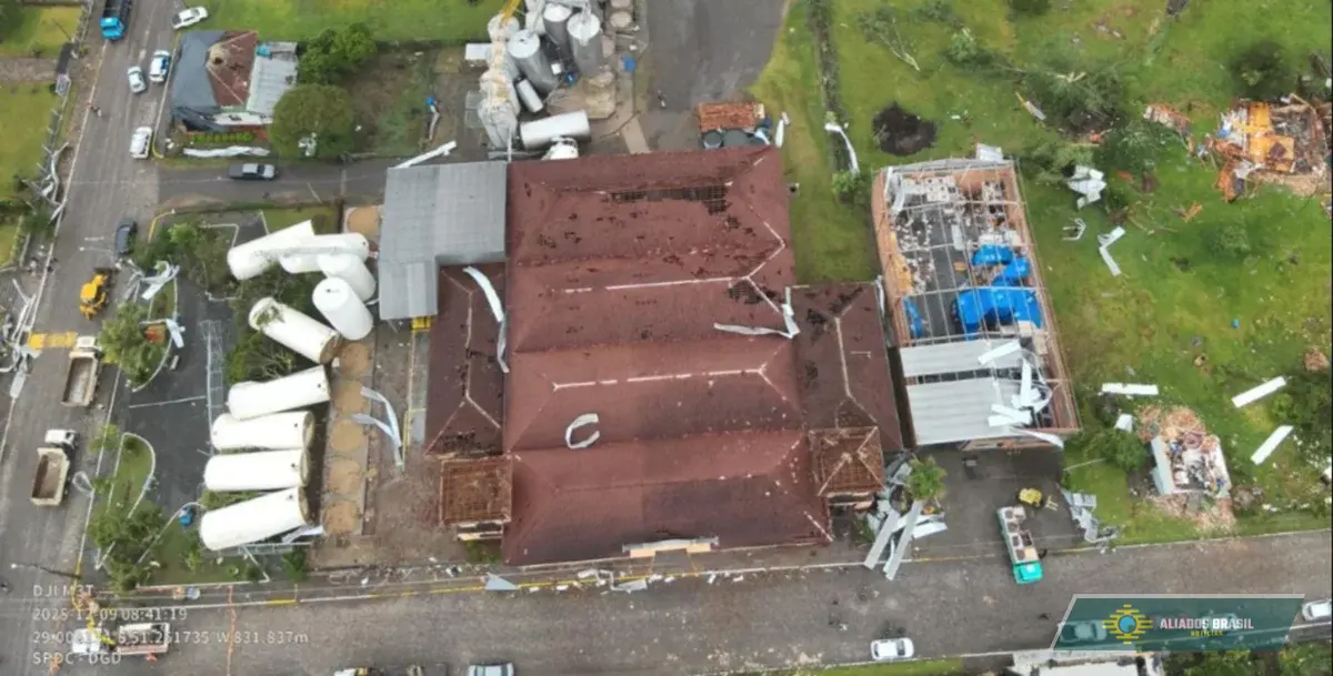 Tornado atinge cidade do RS e deixa rastro de destruição. Veja imagens