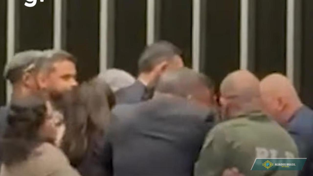 URGENTE: Deputado Glauber Braga é retirado à força após ocupar cadeira da presidência da Câmara; VEJA VÍDEO