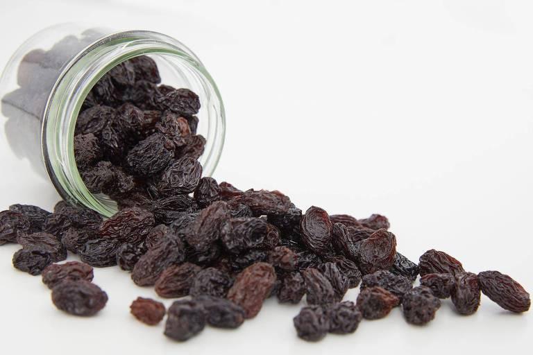 Uva-passa é saudável? O que a nutrição realmente diz e o que é só implicância