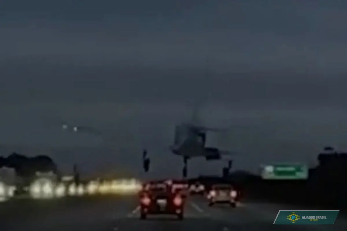 VÍDEO: Avião de pequeno porte cai em cima de carro em rodovia movimentada