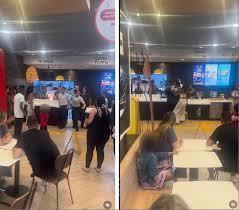 Vídeo: Funcionários e clientes trocam socos, chutes e jogam lanches em briga no Mc Donald's