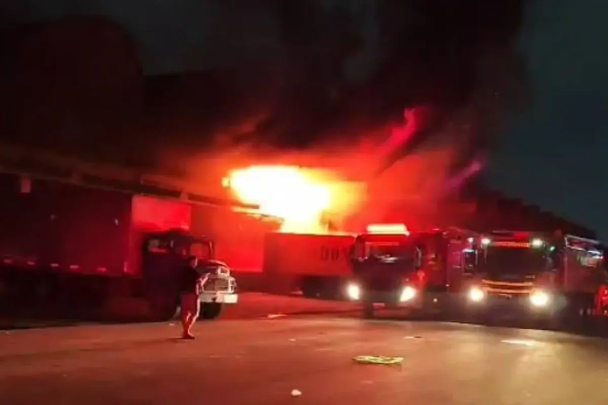 VÍDEO: incêndio de grandes proporções atinge a Ceasa, no Rio; 4 bombeiros são atendidos