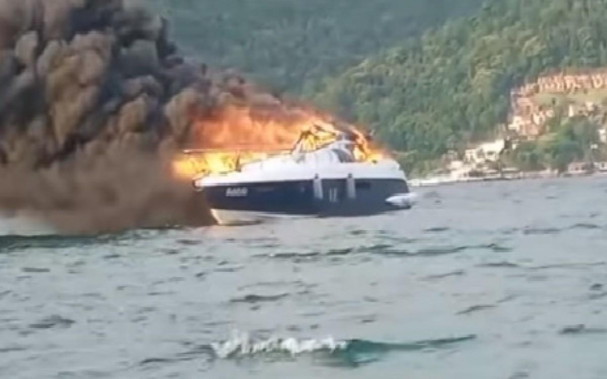 VÍDEO: Lancha pega fogo e deixa pelo menos cinco feridos em Angra dos Reis