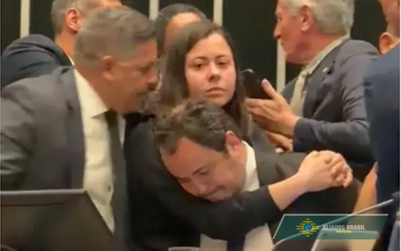 Vídeo mostra chutes, empurra-empurra e caos geral na confusão que tomou a Câmara