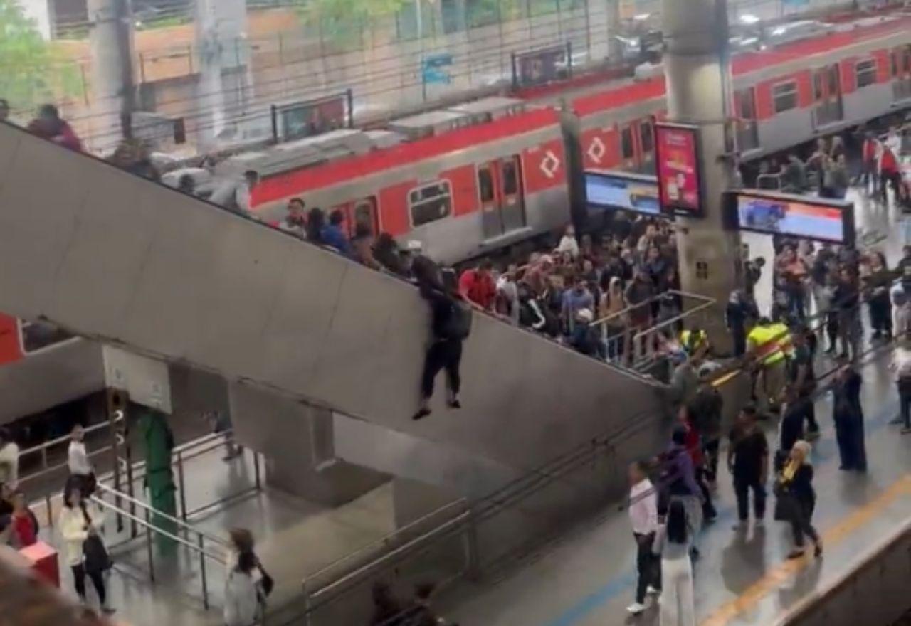 VÍDEO: passageiro pula de escada rolante durante queda coletiva na estação Brás, em SP