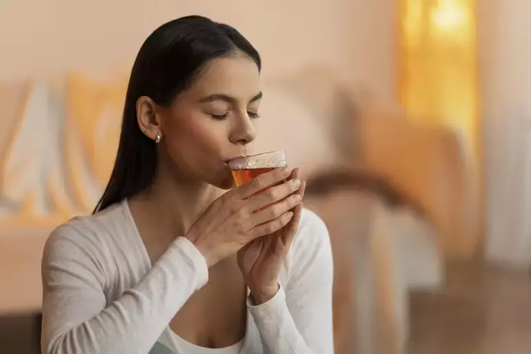 6 benefícios do chá de espinheira-santa que você precisa conhecer 