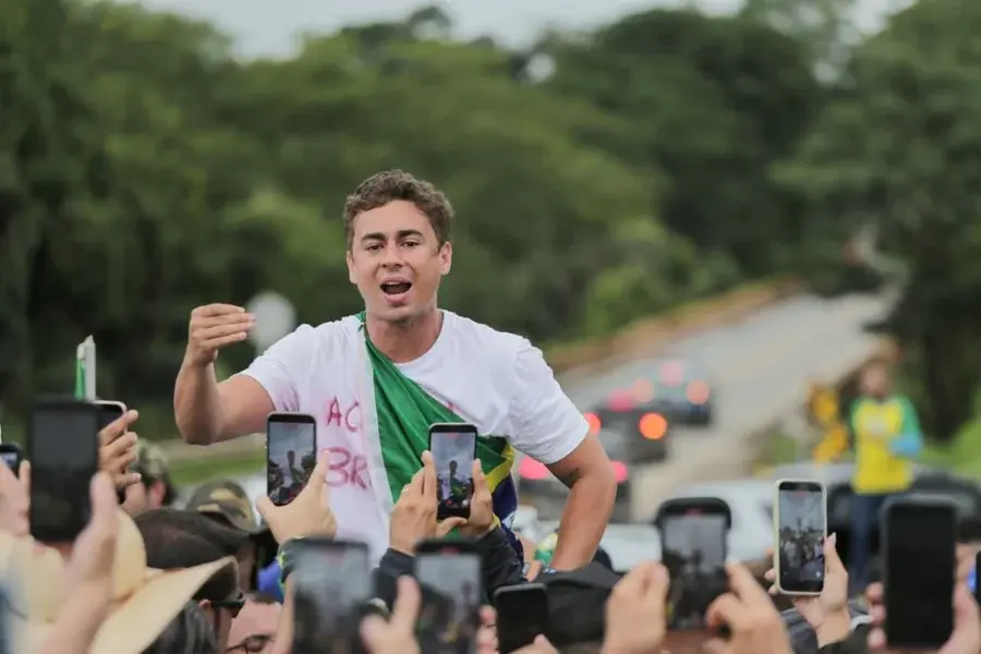 A caminhada de Nikolas Ferreira e o vazio de lideranças no Brasil contemporâneo