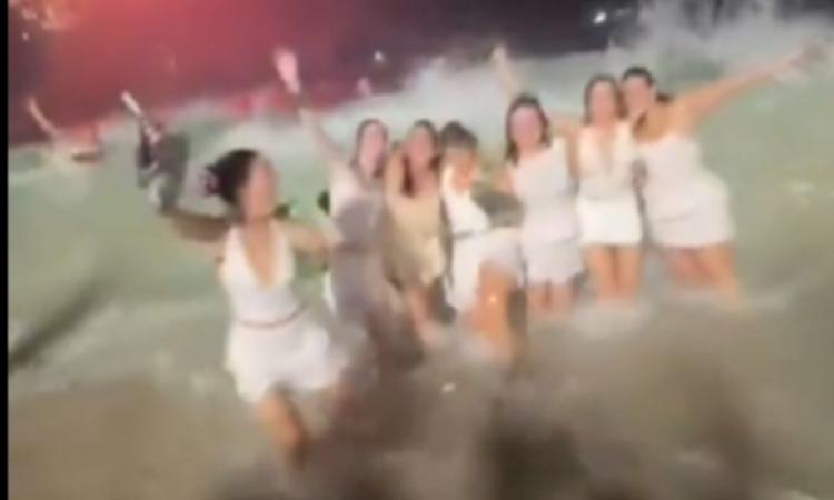 Amigas se reúnem para tirar foto no Réveillon e são arrastadas por onda em Copacabana