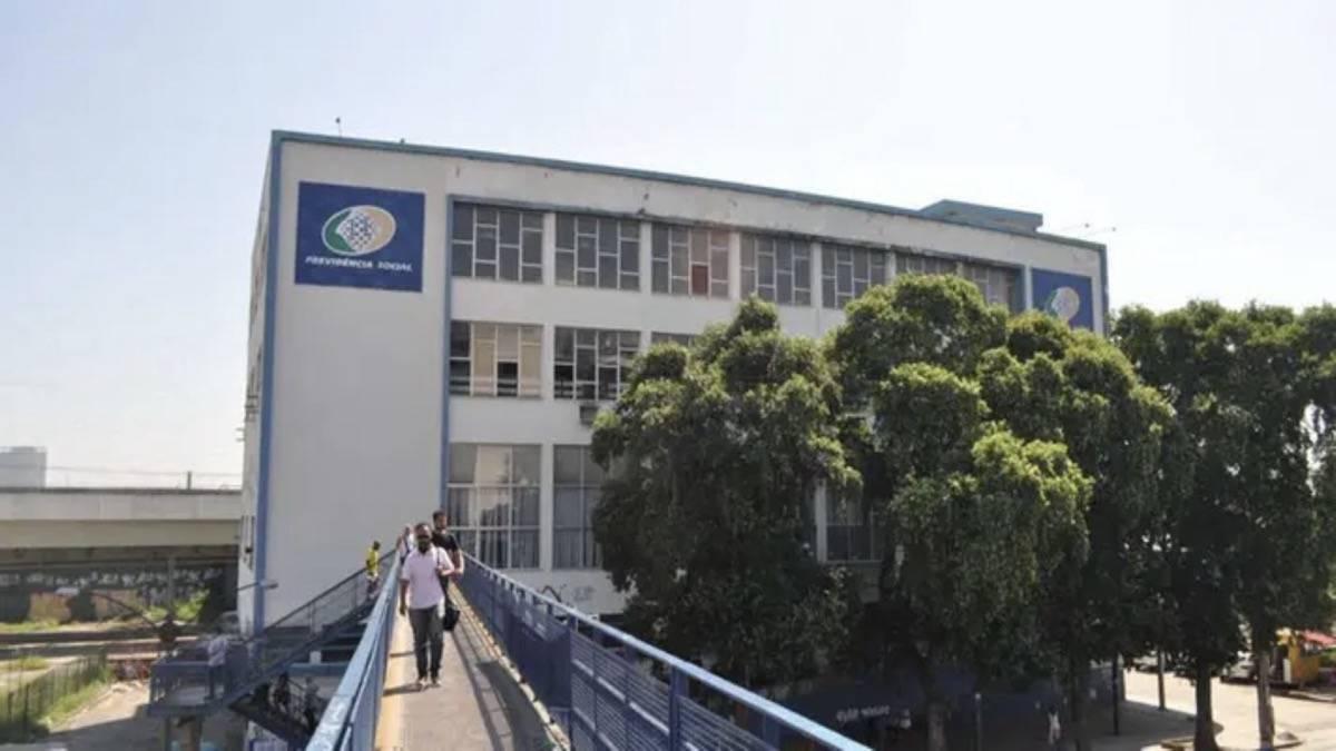 Aposentado de 97 anos é declarado morto pela 4ª vez e fica sem benefício do INSS