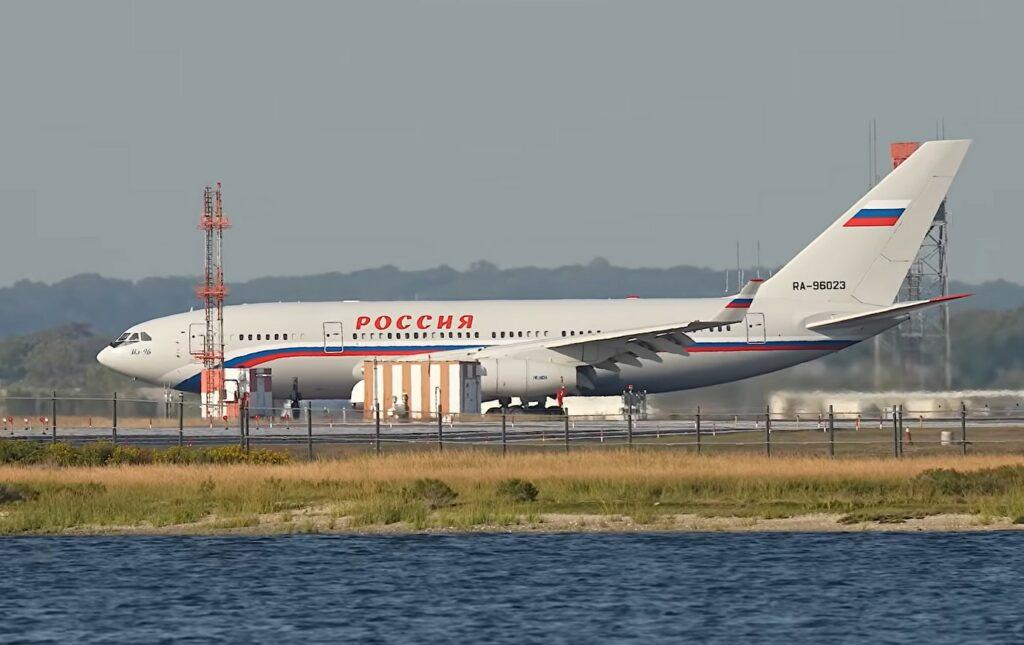 Avião de esquadrão da Rússia que saiu de Moscou pousa em Brasília