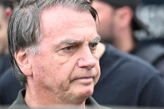 Bolsonaro deixa hospital e volta para prisão na PF após exames, diz Michelle