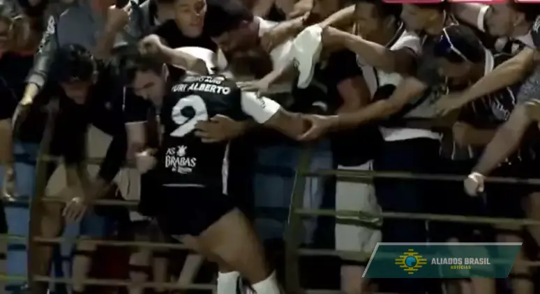 Cadê o short? Yuri Alberto se empolga em comemoração com torcida do Corinthians e ‘perde’ peça  