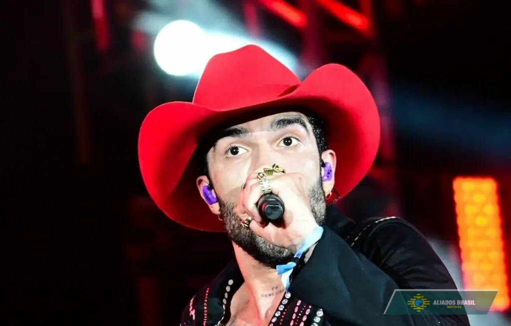 Cantor Luan Pereira é internado após passar mal em show