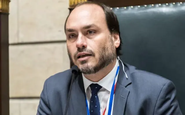 Carlos critica prisões após visita a Bolsonaro na Papudinha