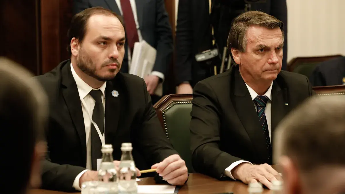 Carlos diz que médico foi ver Bolsonaro após soluços evoluírem para azia
