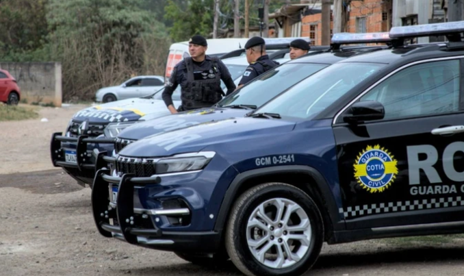 Carro é encontrado abandonado com restos humanos em Cotia, SP