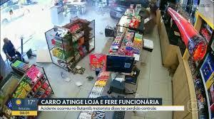 Carro invade e destrói loja de conveniência em posto de gasolina no Butantã, na Zona Oeste de SP