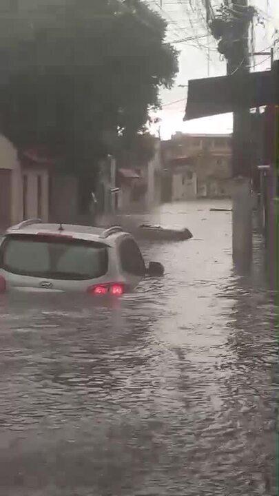 Chuva atinge cidade de SP, deixa ruas alagadas e ônibus ilhado; todas as regiões da capital estão em estado de atenção