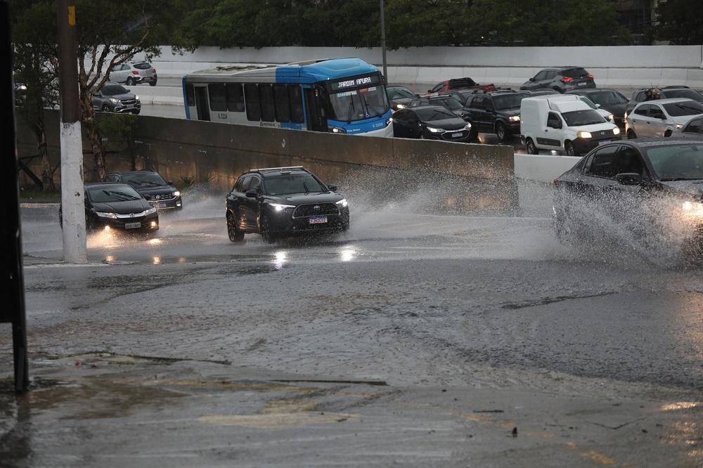 Chuva deixa mais de 100 mil imóveis sem energia elétrica em São Paulo e Região Metropolitana