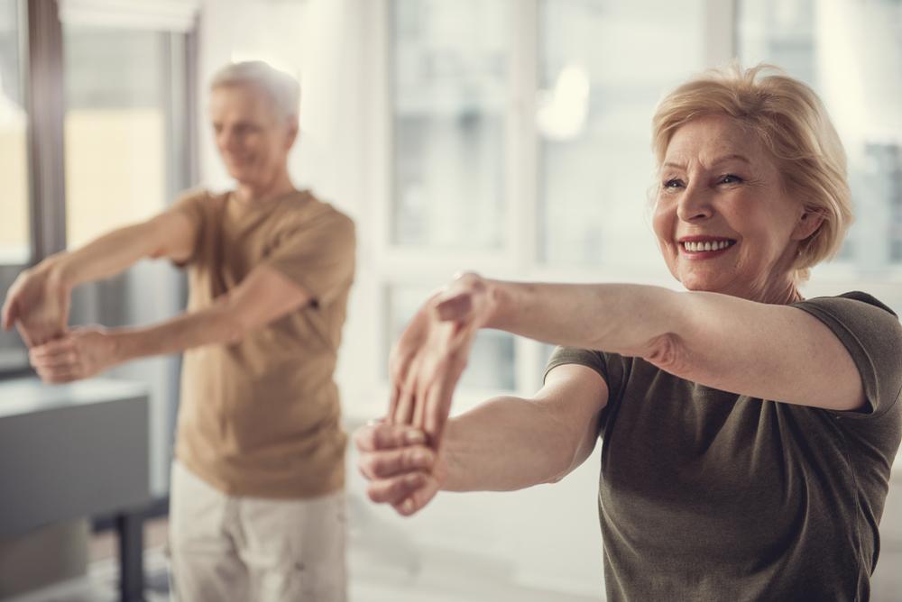 Cinco hábitos que previnem a osteoporose antes dos 50 e fortalecem os ossos