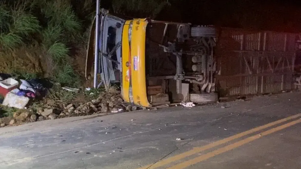 Cinco pessoas morrem em tombamento de ônibus na BR-251 em MG