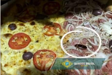Cliente tenta dar golpe em pizzaria com imagem de barata criada por IA, mas é desmascarada