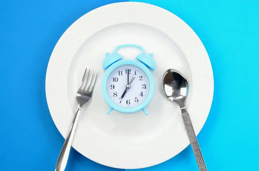 Como se faz jejum intermitente? É só ficar sem comer? Entenda técnica