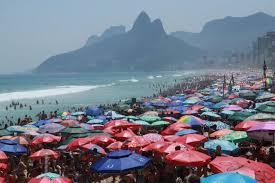 Consumação mínima, aluguel de guarda-sol, reserva de espaço: o que pode e o que não pode nas praias brasileiras