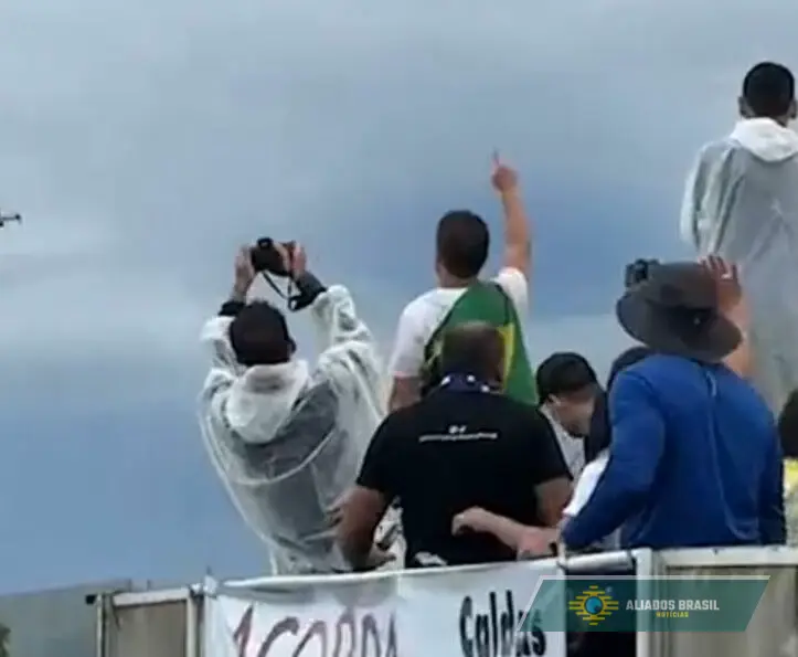 De joelhos, Nikolas Ferreira ora com a população pelo Brasil