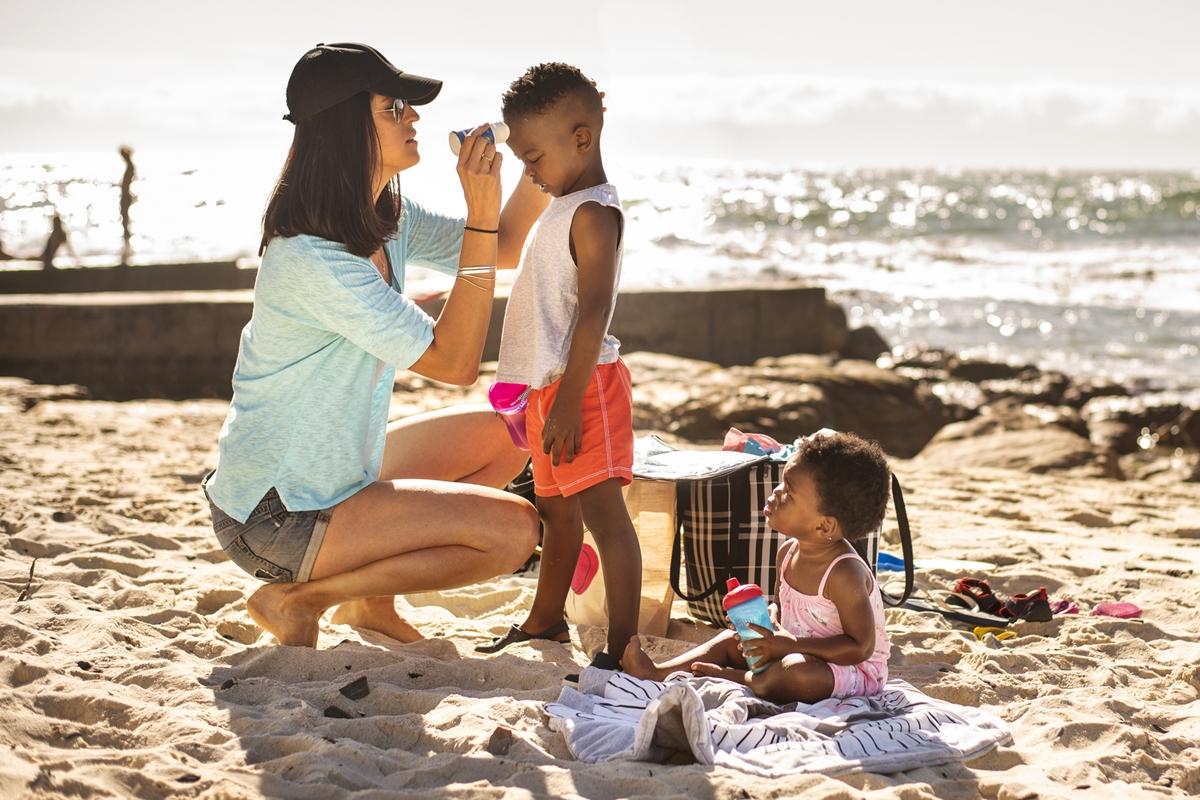 Dermatologistas explicam como escolher o protetor solar corretamente